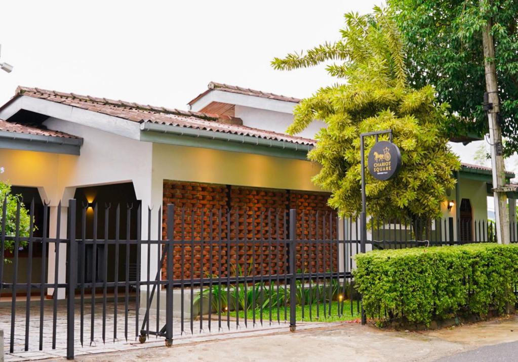 Chariot Square Hotel แคนดี้ ภายนอก รูปภาพ